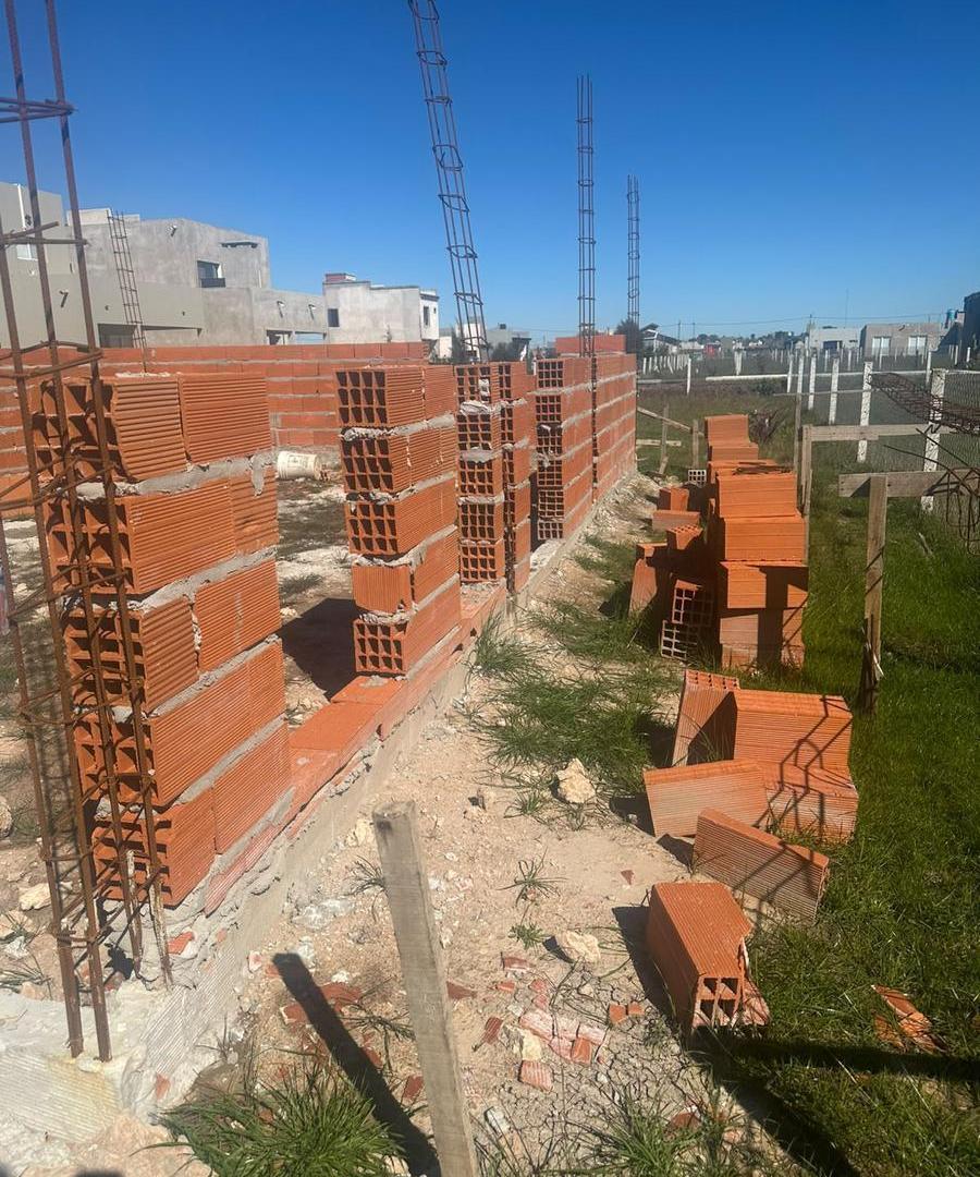 Foto de Gran oportunidad, lote central con inicio de construcción en barrio, imagen 4