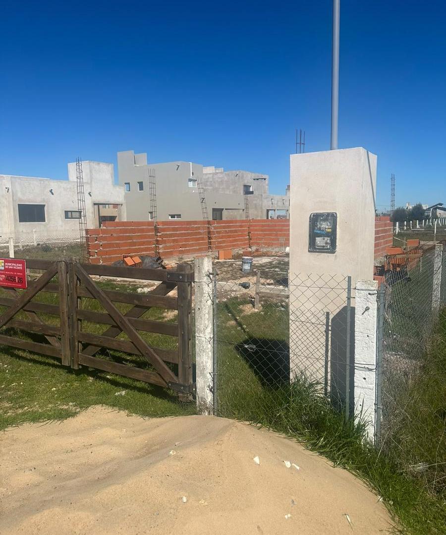 Foto de Gran oportunidad, lote central con inicio de construcción en barrio, imagen 2