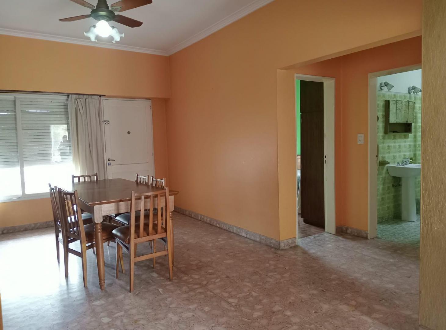 Foto de VENTA CASA-3 AMBIENTES-COCHERAS., imagen 2