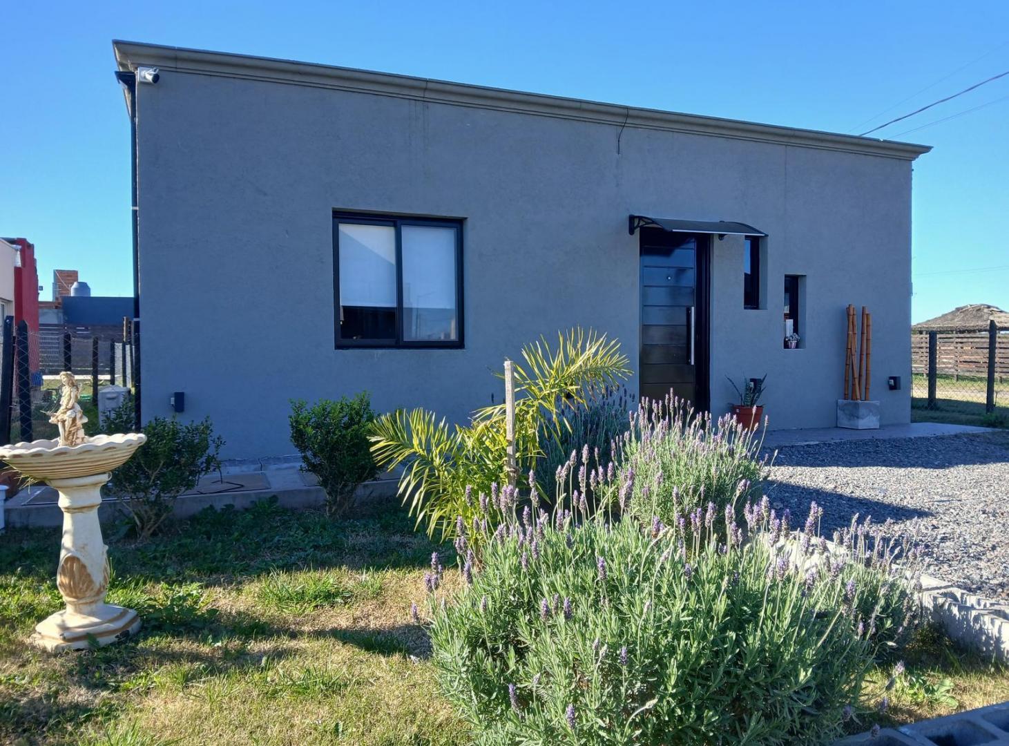 Foto de Imperdible Casa Moderna y funcional, con parque y pileta hormigón, imagen 1