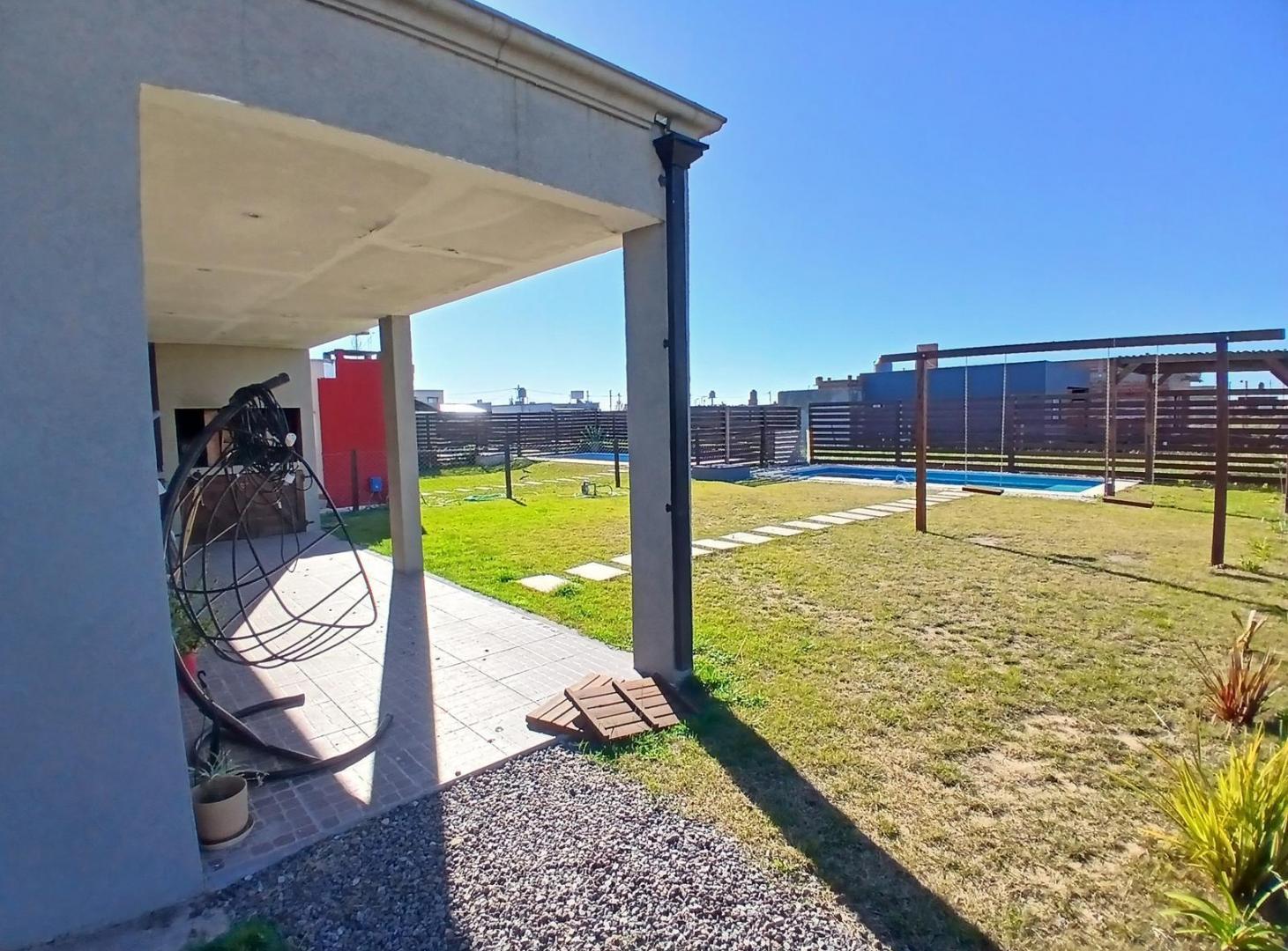 Foto de Imperdible Casa Moderna y funcional, con parque y pileta hormigón, imagen 4
