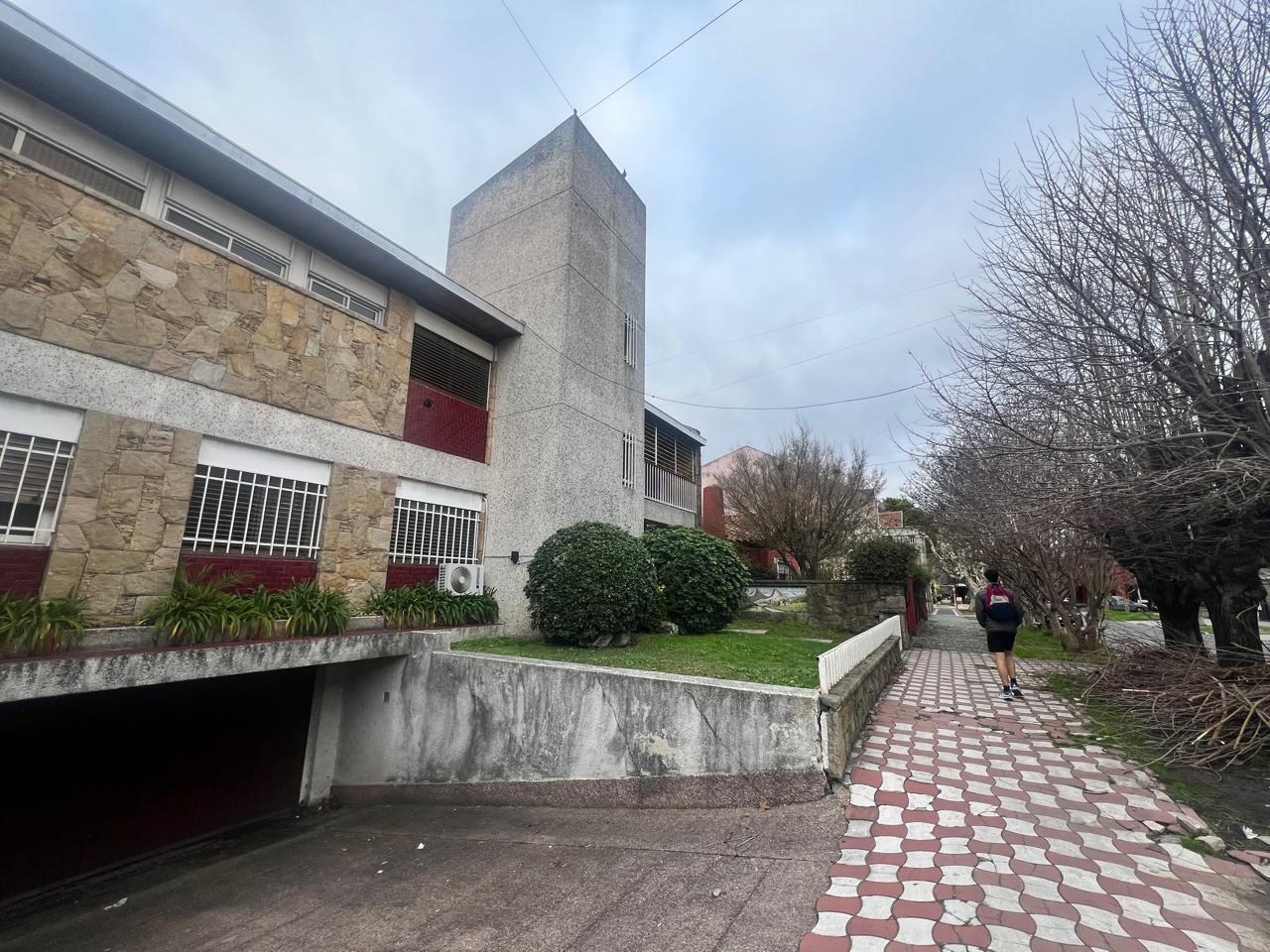 Foto de Casa 800m² | Pileta | Quincho | 4 Cocheras | Banfield Oeste, imagen 3