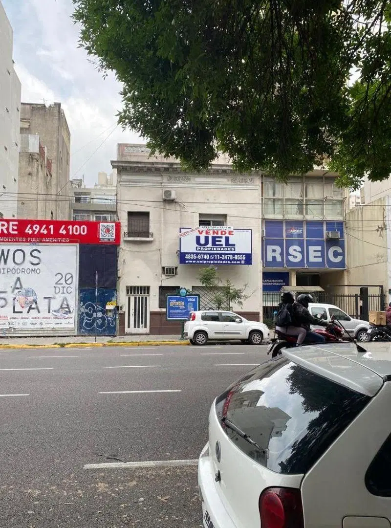 Terreno en venta a media cuadra de la UADE 2