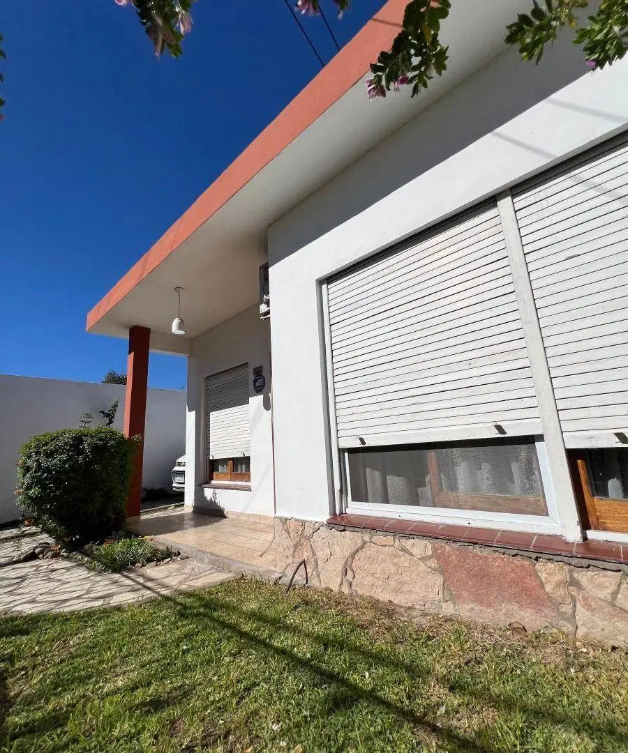 CASA CON 3 DORMITORIOS EN BERAZATEGUI 3