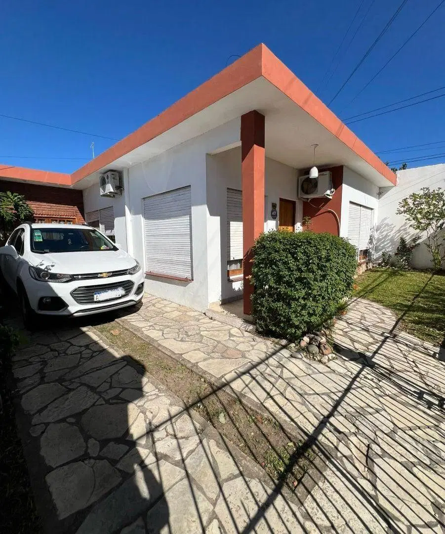 CASA CON 3 DORMITORIOS EN BERAZATEGUI 2