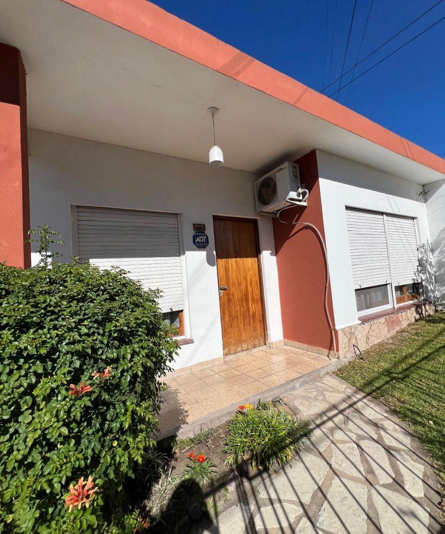 CASA CON 3 DORMITORIOS EN BERAZATEGUI