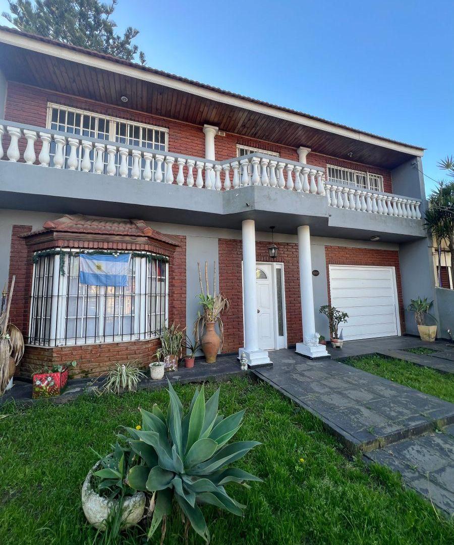 CASA CON 4 DORMITORIOS EN BERAZATEGUI