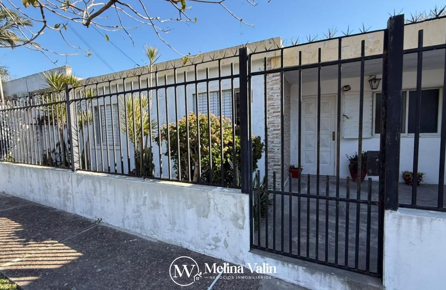 Foto de EN VENTA | CASA DE 3 DORMITORIOS- Barrio Santa Lucia, imagen 2