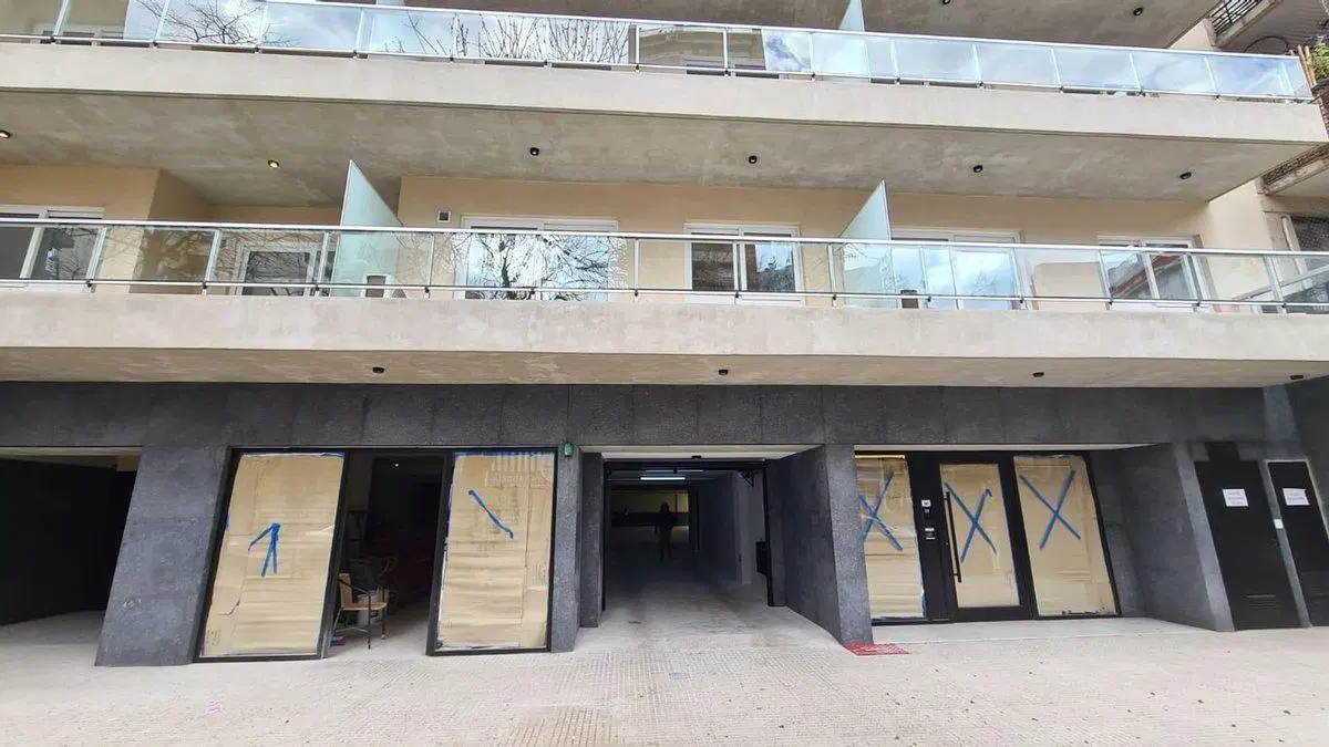 VENTA LOCAL COMERCIAL  A ESTRENAR FACILIDADES 5