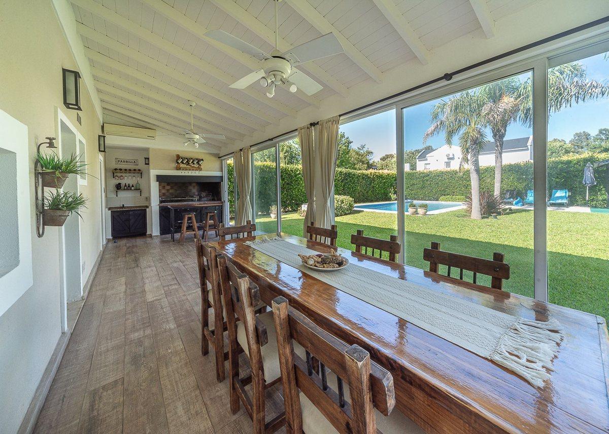 PILAR DEL ESTE VENTA CASA JARDIN PILETA COCHERA