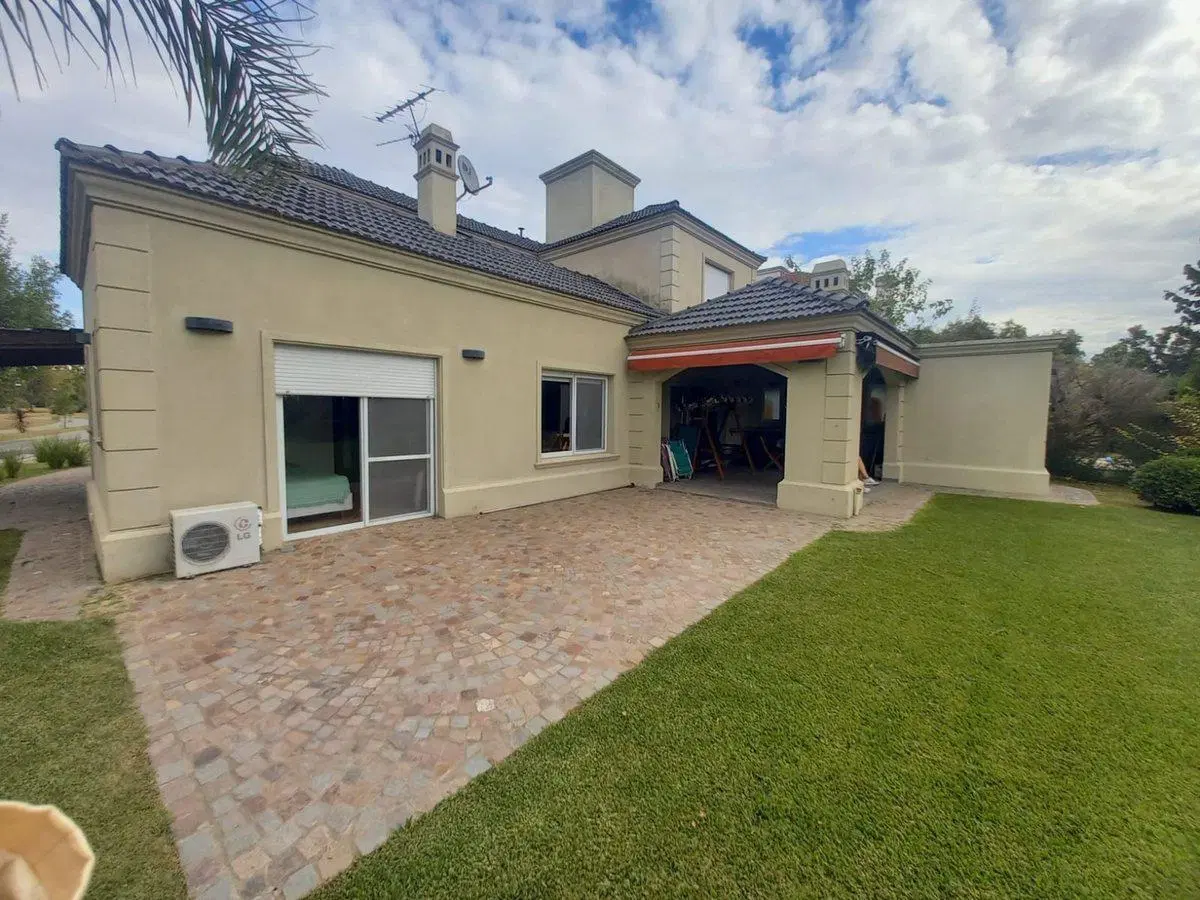 CASA EN VENTA , B ° LUJAN DEL SOL, CON PILETA 2