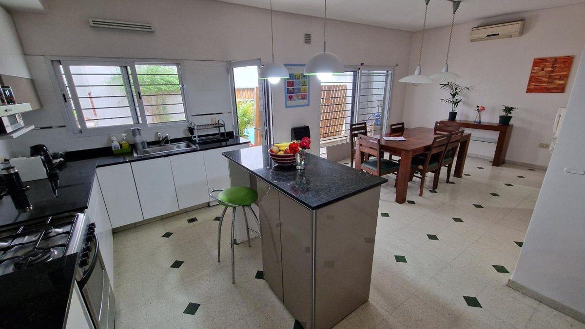 CASA/4 AMBIENTES/PATIO/PILETA/PARILLA/LOTE PROPIO!