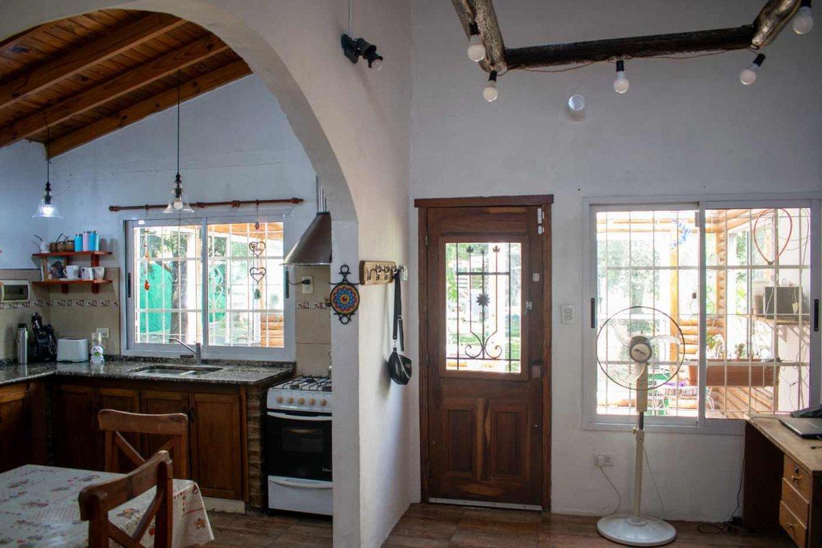 VENTA CASA LA REJA 5 AMB, ENORME PARQUE, EXCELENTE