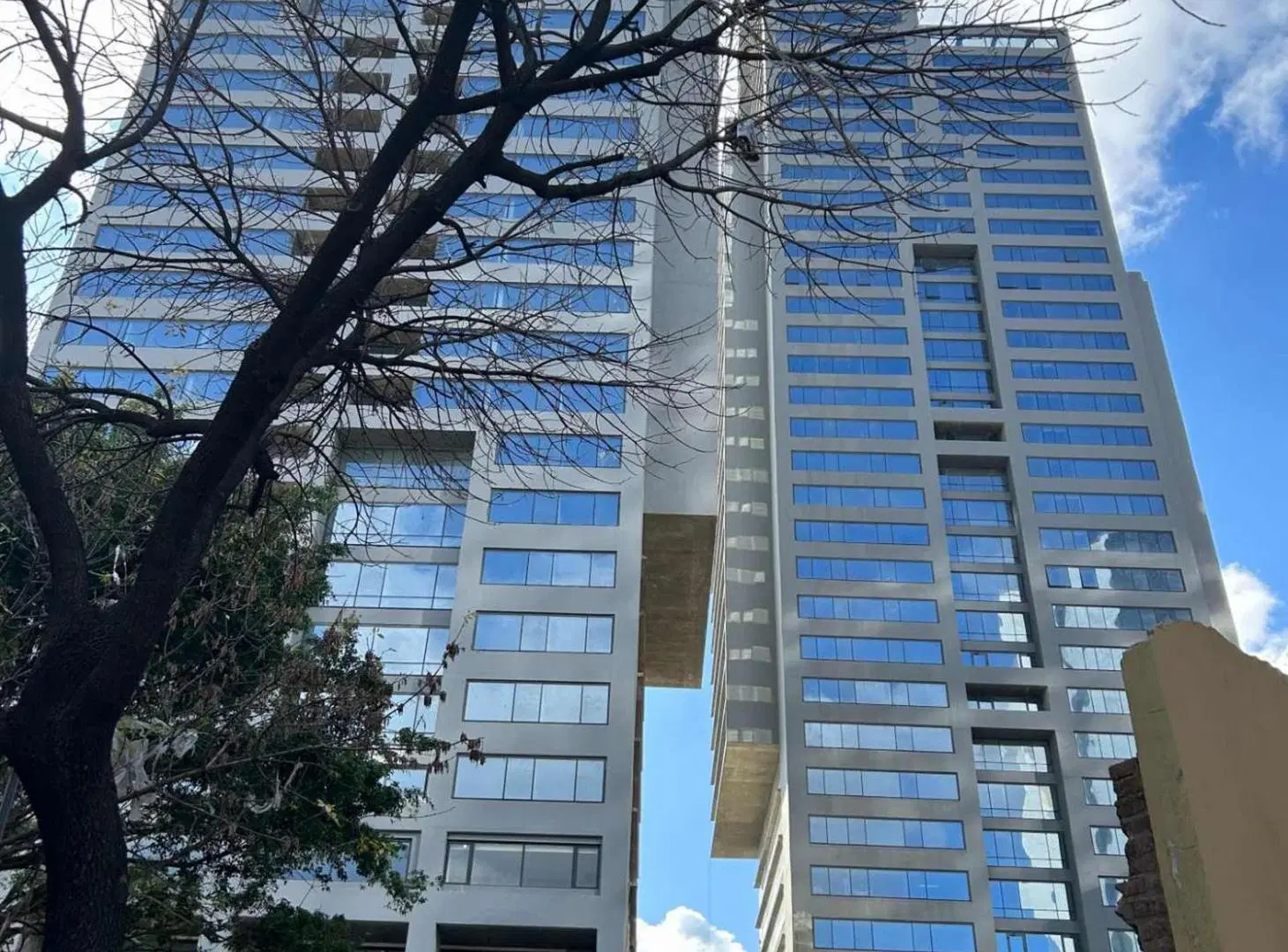 Piso alto. Hermosa vista. Lujosos amenities. 3