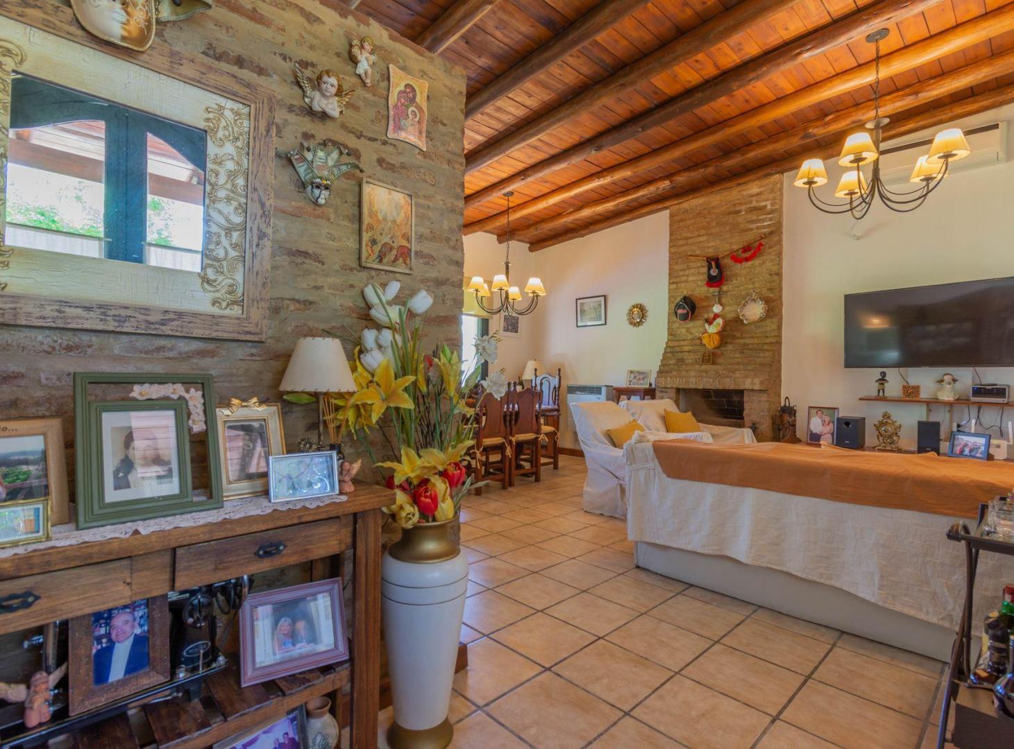 Foto de CASA 5 AMBIENTES C/PILETA/QUINCHO/EXCELENTE ESTADO, imagen 2