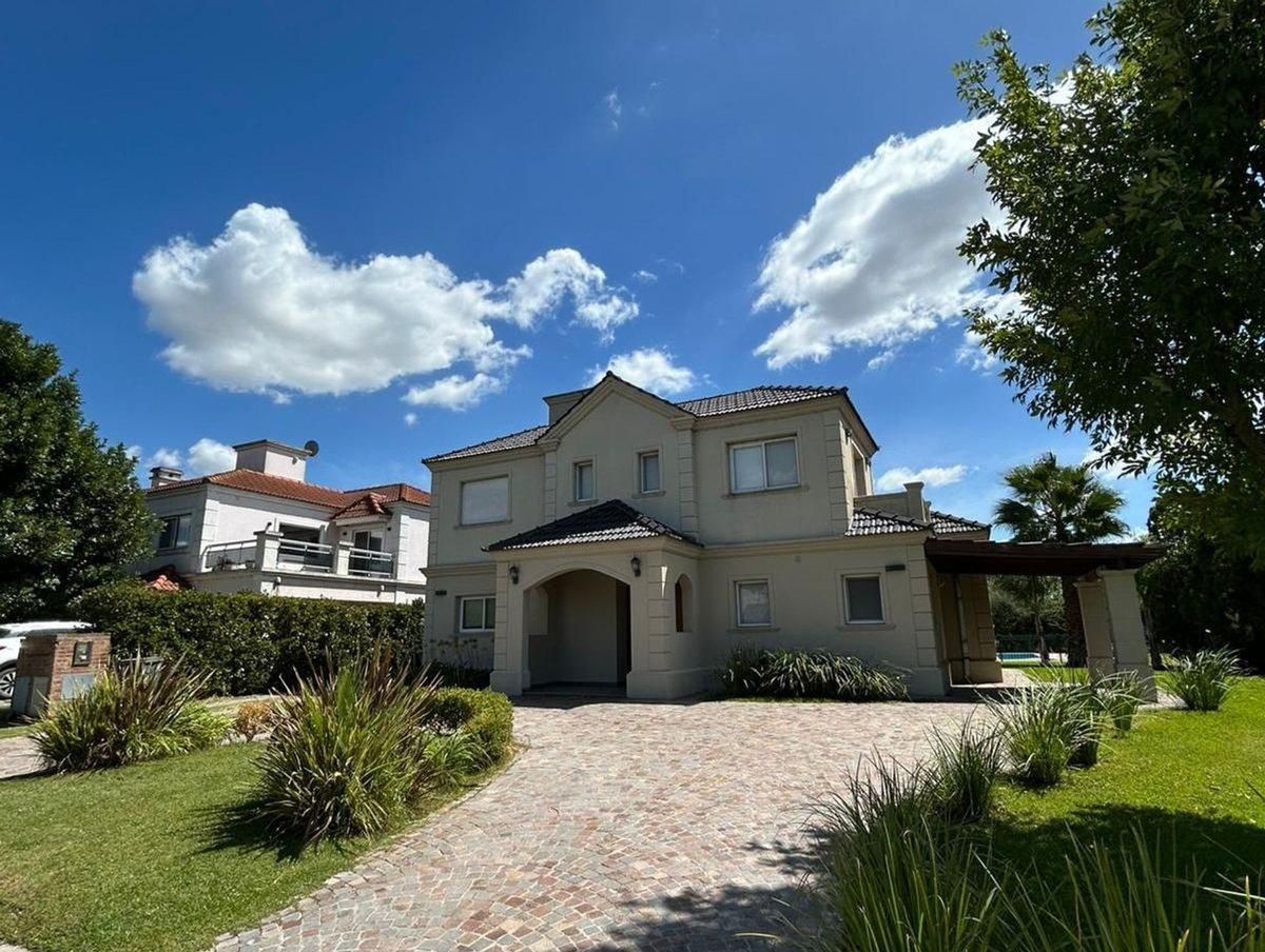 Foto de CASA EN VENTA , B ° LUJAN DEL SOL, CON PILETA, imagen 1