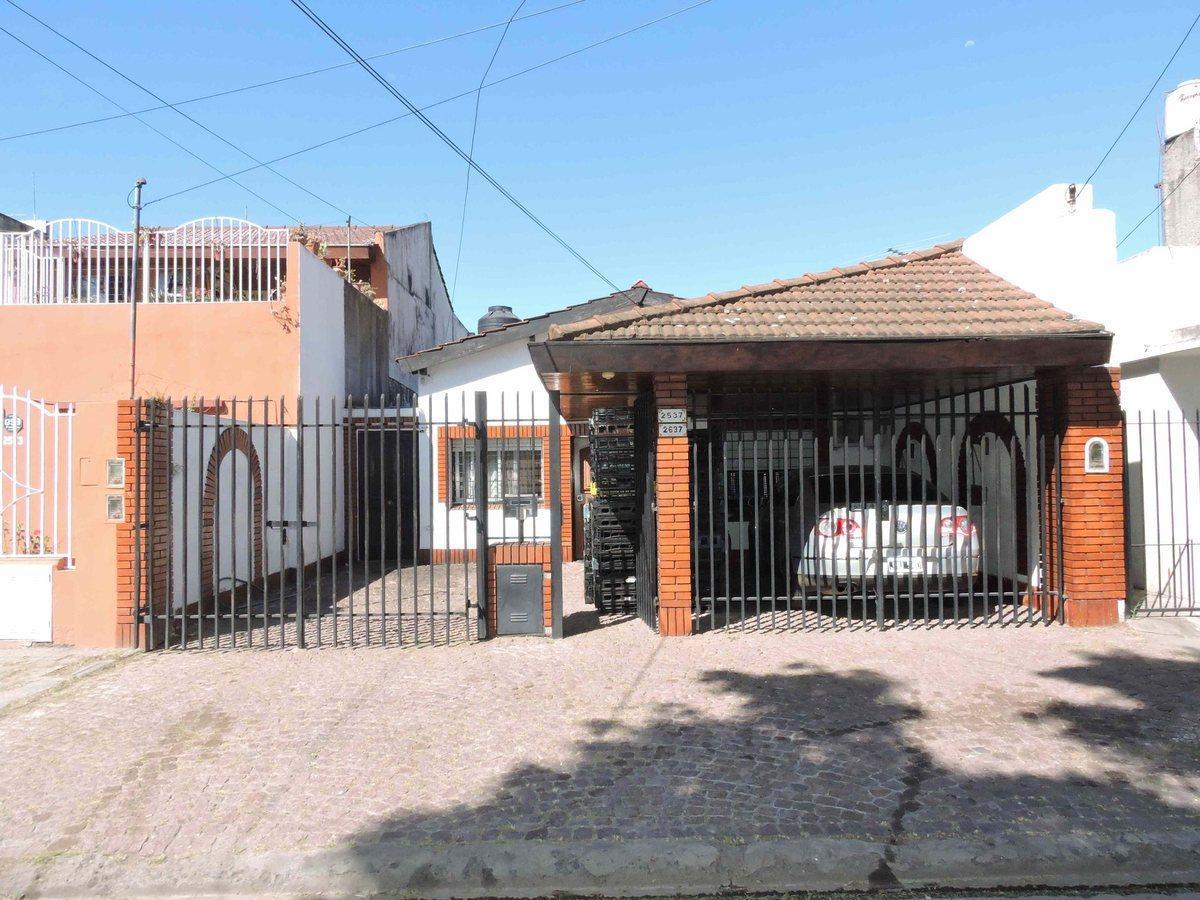 Foto de VENTA CASA 4 AMB CON PILETA Y GARAGE, imagen 1