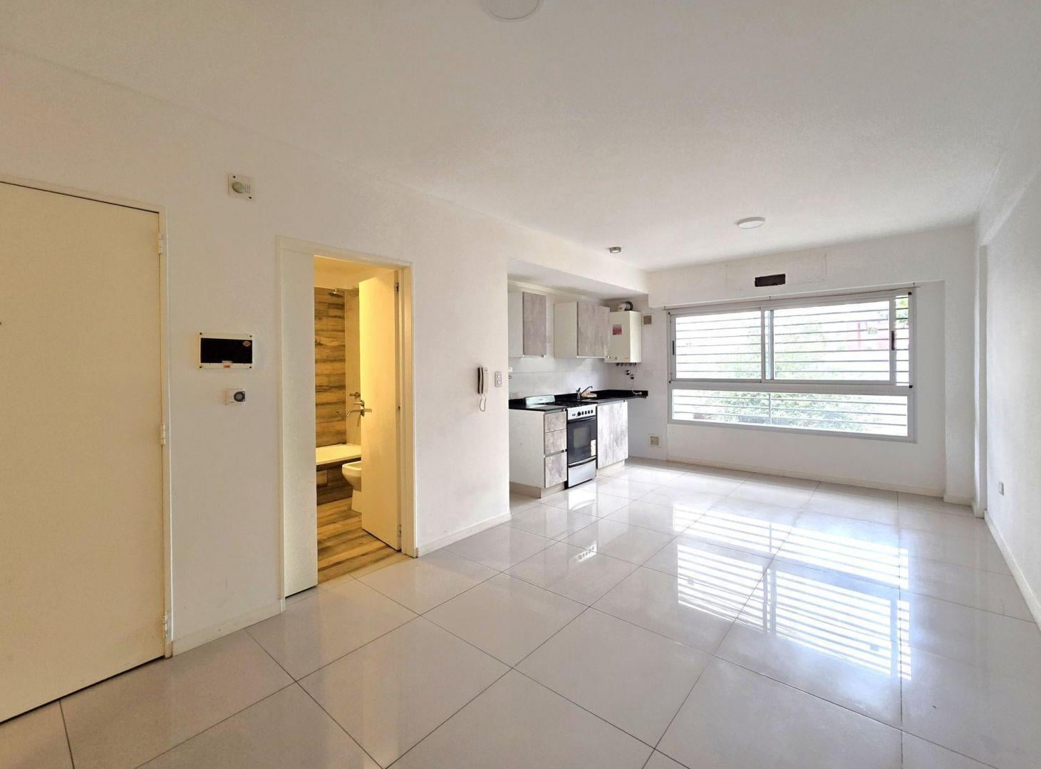 Foto de ALQUILER MONOAMBIENTE DIVIDIDO CON PATIO CABALLITO, imagen 1