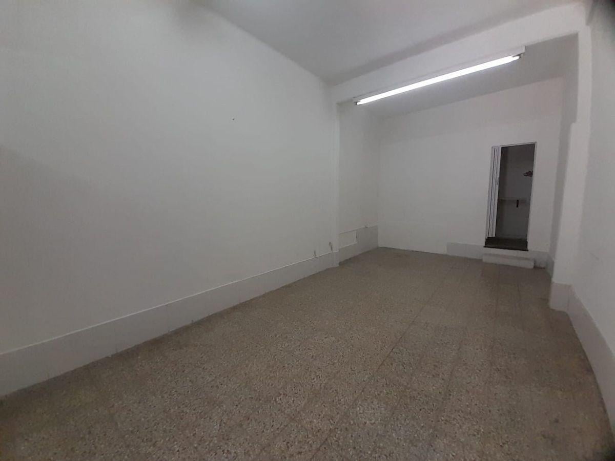 Foto de Amplio local con baño y vidriera doble!, imagen 1