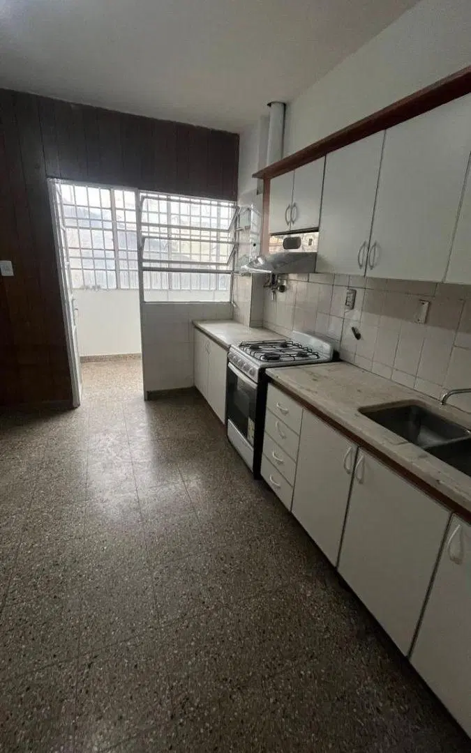 SEMI PISO EN ALQUILER, calle San Jerónimo 537, primer piso frente 110MTS. 4