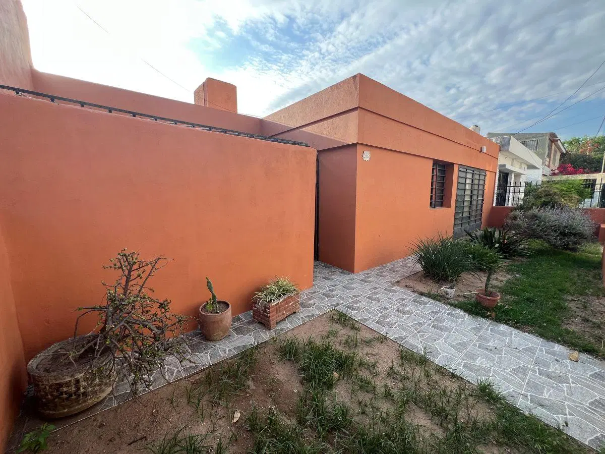 ALQUILER - Lomas De S Martín - Pablo Barrelier 2845- Hermosa casa - 3 Dor. con cochera HErm 5