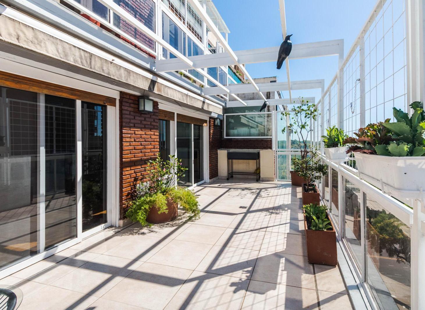 VENTA de espectacular dúplex con balcón terraza y cochera en Las Cañitas