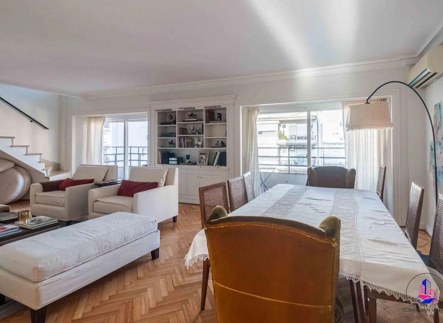 Venta de exclusivo dúplex con cochera y balcones en Recoleta. Seguridad. Muy luminoso. 3