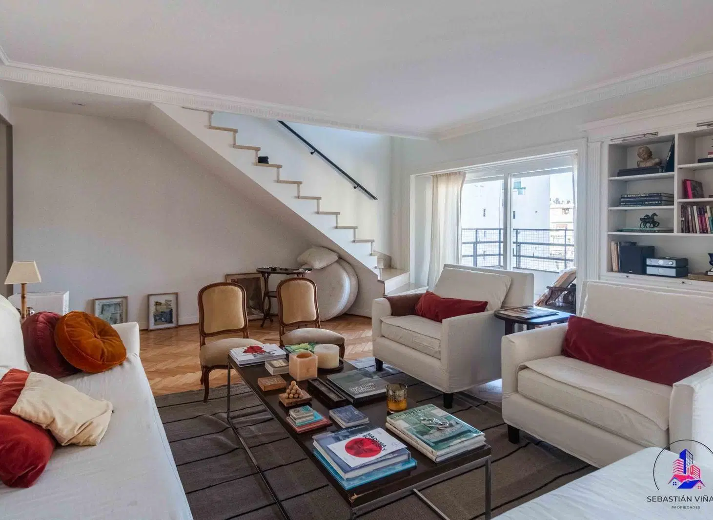 Venta de exclusivo dúplex con cochera y balcones en Recoleta. Seguridad. Muy luminoso. 4
