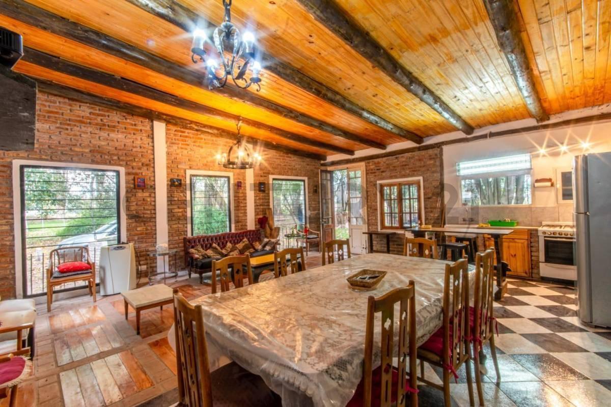 QUINTA VACACIONAL CON CABAÑAS PARA HOSPEDAJE EN VENTA, EN GRAL RODRIGUEZ.