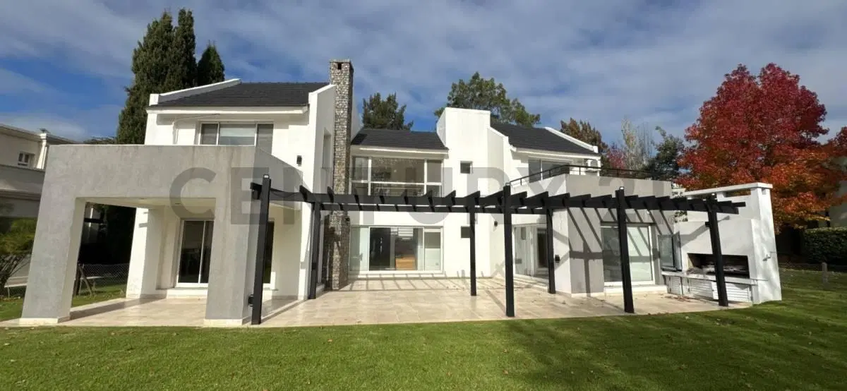 Casa en venta, 5 ambientes en Abril Club de Campo, Hudson, Buenos Aires. 2