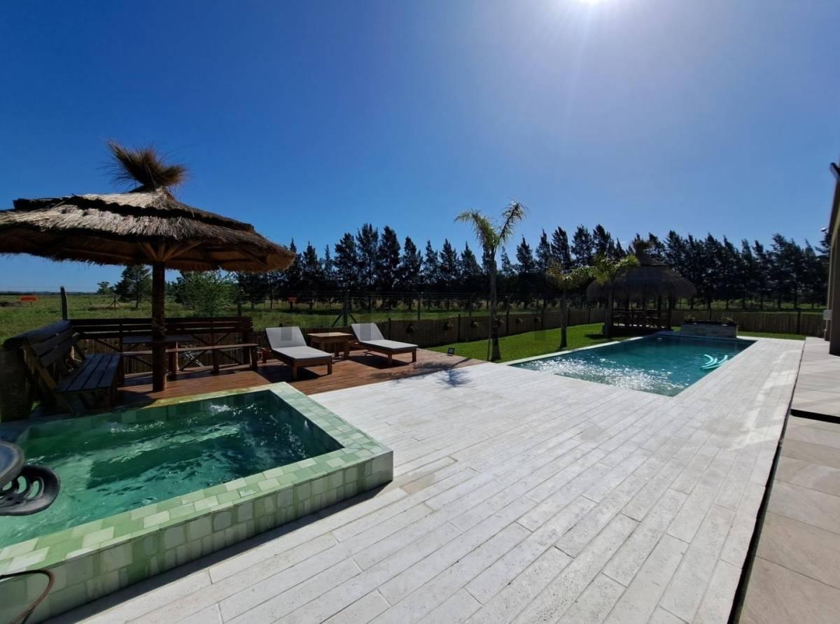 CASA COUNTRY VENTA 6 AMB. LAS CALANDRIAS CAMPANA