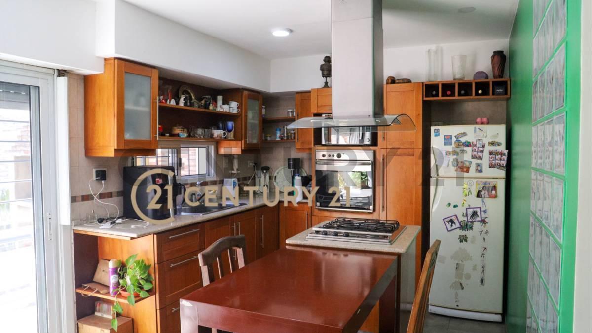 Foto de EXCELENTE OPORTUNIDAD, CASA DE 5 AMBIENTES EN VENTA, LANUS OESTE CON, imagen 2