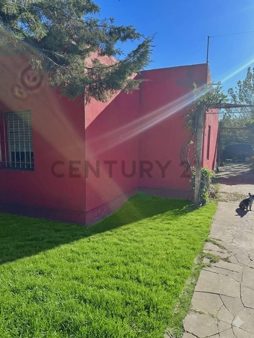 Foto de Casa quinta de 1327 M2 con casa a refaccionar en Mercedes ¡OPORTUNIDAD!, imagen 1