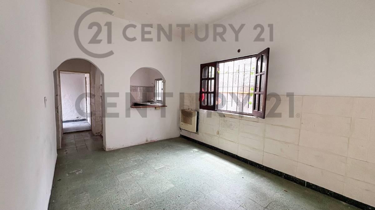 Foto de VENTA PH A RECICLAR DE 3 AMBIENTES C/ PATIO VILLA MARTELLI, imagen 2