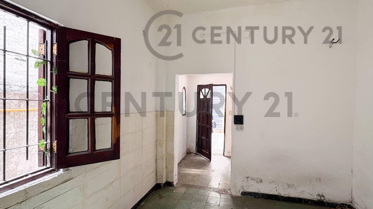 Foto de VENTA PH A RECICLAR DE 3 AMBIENTES C/ PATIO VILLA MARTELLI, imagen 1