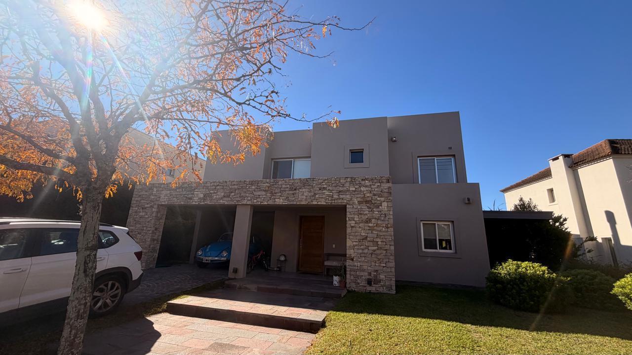 Venta casa 4 ambientes con galería cerrada en Los Sauces, Nordelta
