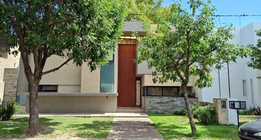 EN TEJAS DEL SUR 2, espectacular casa en venta DE 180M2 CUBIERTOS!