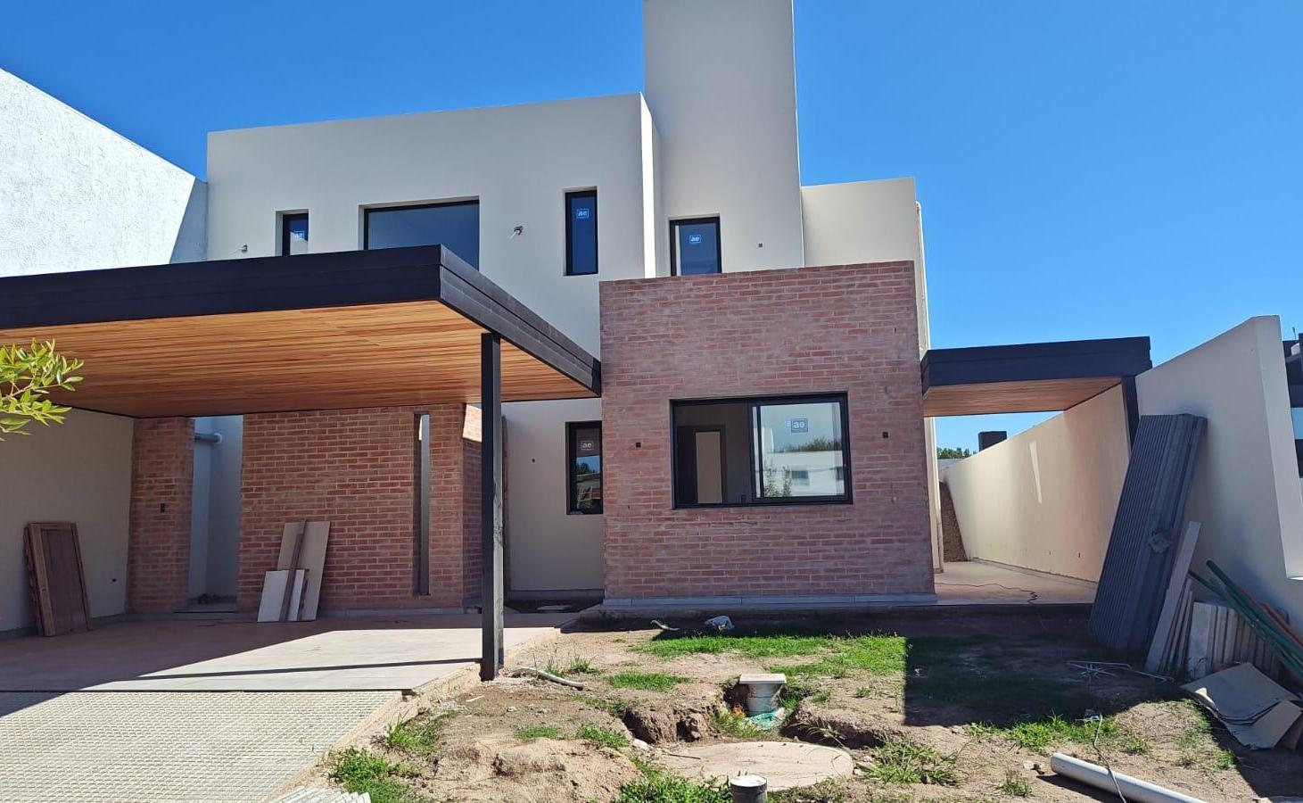 EN CAMPO CHICO Espectacular casa en venta DE 240M2 CUBIERTOS! Dorm en PB!