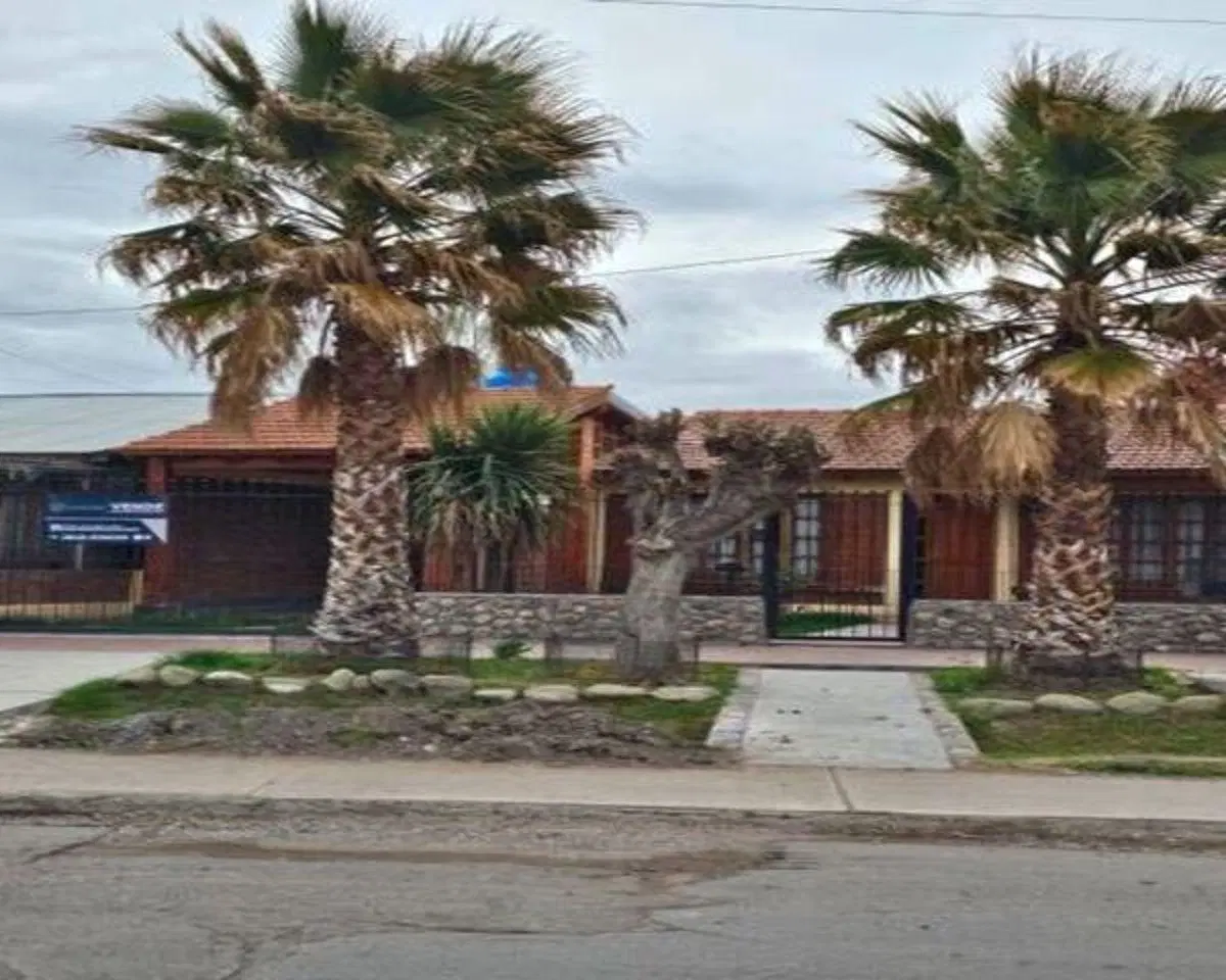 Casa con jardín de 360 m² y 3 dormitorios en venta en San Carlos 2
