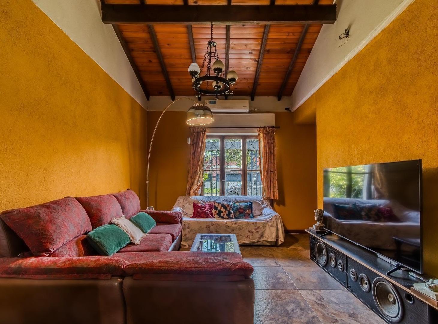 Foto de Chalet | 6 ambientes|2 Baños|Cochera 3 vehículos| Piscina, imagen 2
