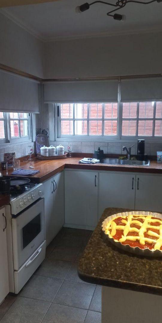 Foto de MUY LINDO CHALET DE 4 AMBIENTES EN ZONA RESIDENCIAL DE CASAS BAJAS EN, imagen 3
