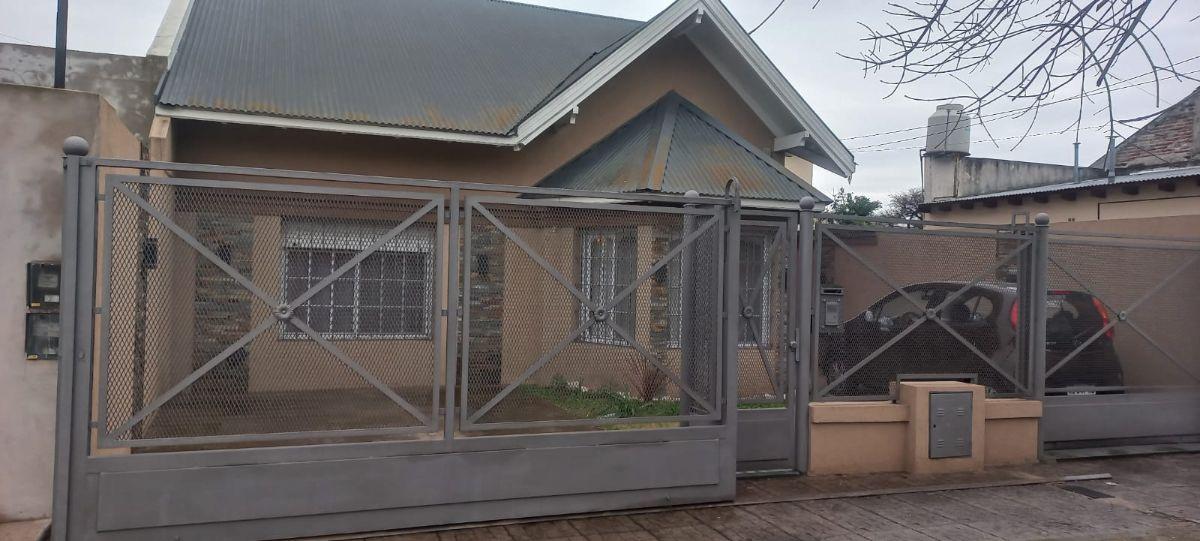 MUY LINDO CHALET DE 4 AMBIENTES EN ZONA RESIDENCIAL DE CASAS BAJAS EN MONTE GRANDE