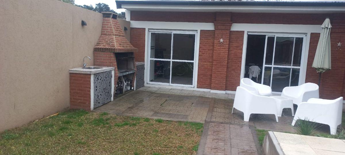 Foto de MUY LINDO CHALET DE 4 AMBIENTES EN ZONA RESIDENCIAL DE CASAS BAJAS EN, imagen 4