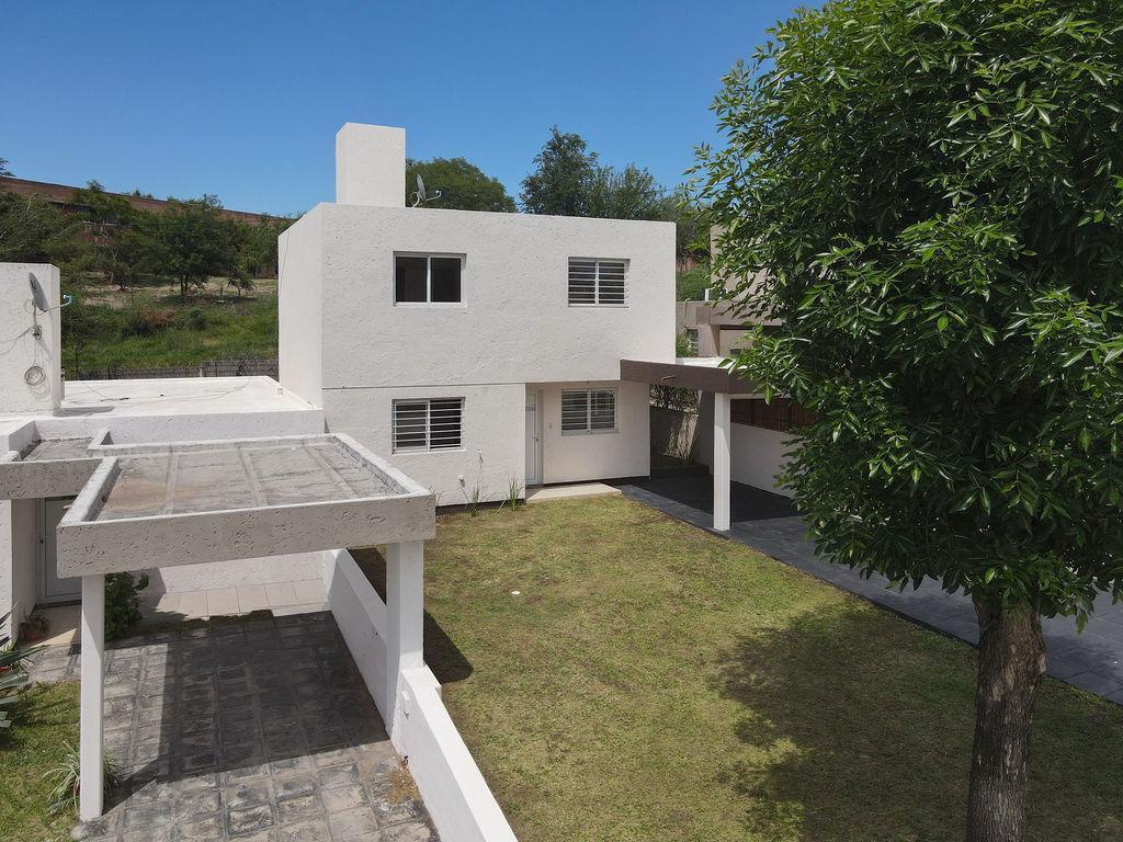 CASA EN VENTA EN HOUSING LOS ALGARROBOS VILLA ALLENDE ¡APTA CRÉDITO!