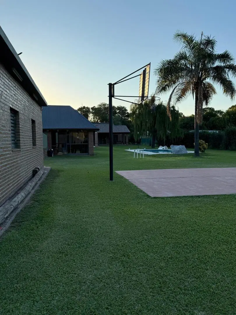 Villa Esquiu! Casa Tipo Quinta Premium a 500 m de Circunvalación! 8.000 m² (oportunidad) 4