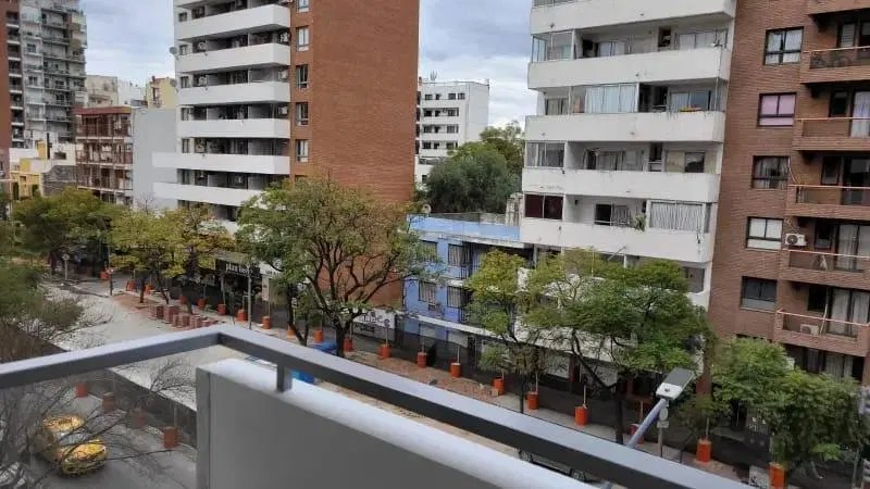 Departamento luminoso con amplio balcon en bv san juan 4