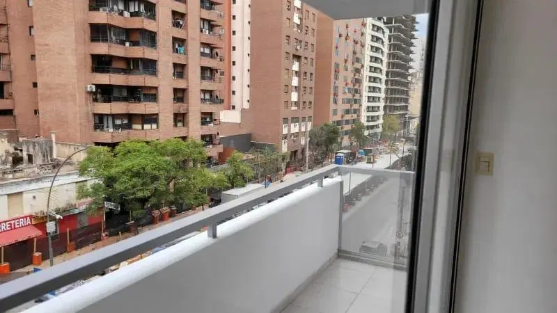 Departamento luminoso con amplio balcon en bv san juan 5