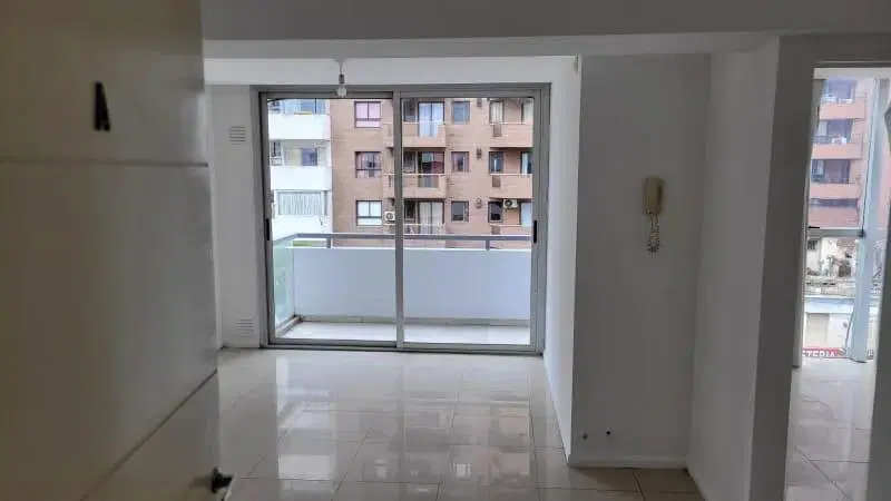 Departamento luminoso con amplio balcon en bv san juan 1