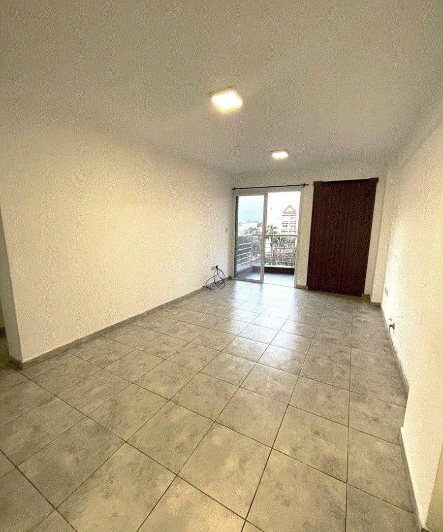 Departamento en venta 2 ambientes al frente con balcón, a 3 cuadras de la estación de Haedo