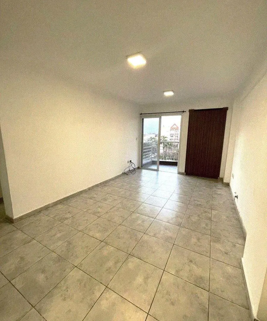 Departamento en venta 2 ambientes al frente con balcón, a 3 cuadras de la estación de Haedo 2